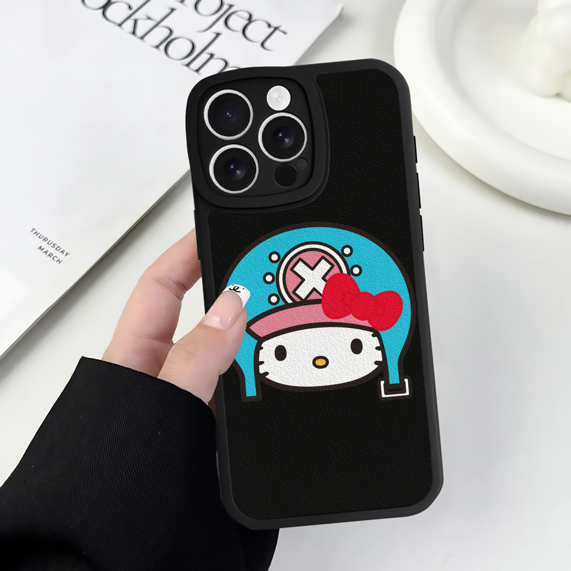 （画像用） Hello Kitty ハローキティ 【iPhone 16シリーズ対応】シリコンスマホケース（レザー調） 材質：シリコン